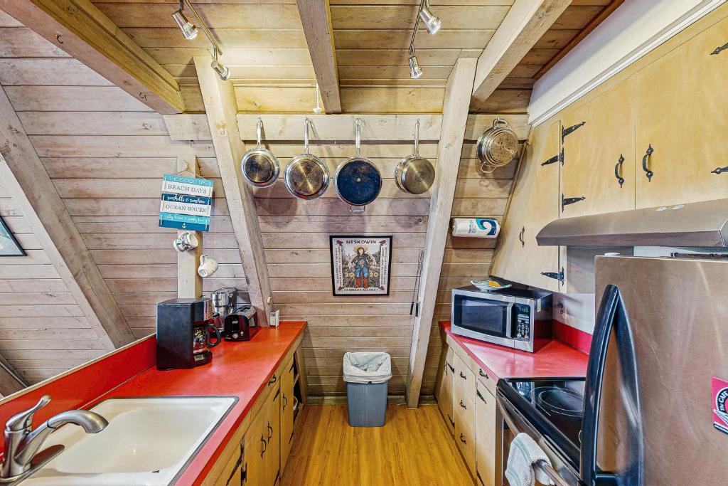 una cucina con lavello e microonde di A-Frame Hideaway a Neskowin