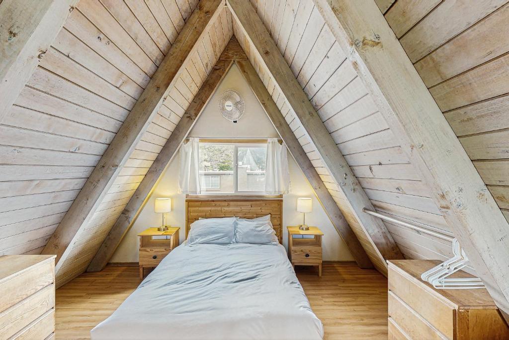 una camera da letto con un letto e due comodini di A-Frame Hideaway a Neskowin