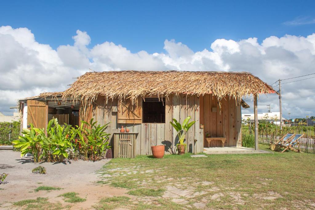 une petite cabane avec un toit de paille dans l'établissement Cabana Cachandó, à Corumbau