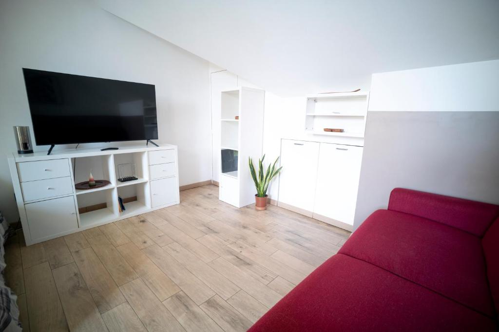 TV a/nebo společenská místnost v ubytování Flat with terrace close to Forum and Milanofiori Metro