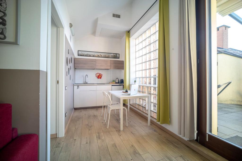 Kuchyň nebo kuchyňský kout v ubytování Flat with terrace close to Forum and Milanofiori Metro