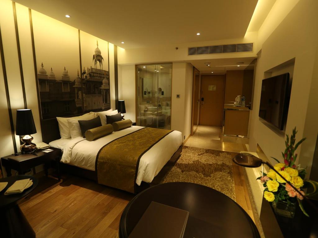 Postel nebo postele na pokoji v ubytování Pride Plaza Hotel, Aerocity New Delhi