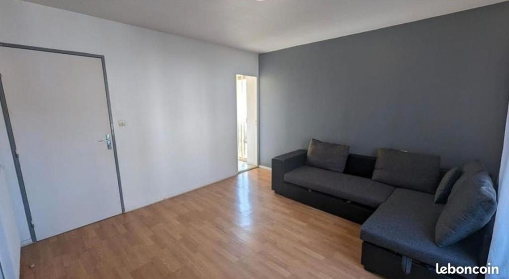 un salon avec un canapé et une porte dans l'établissement Fati66, à Perpignan