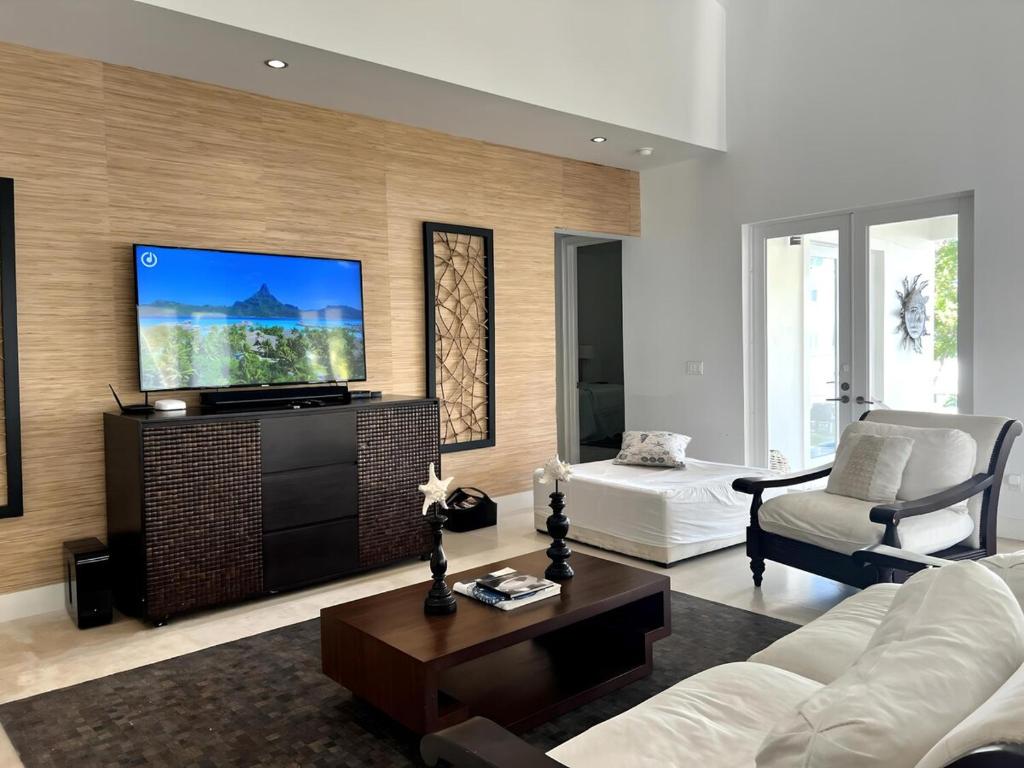 TV a/nebo společenská místnost v ubytování Waterfront Home w Ocean View Pool, Dock and Games