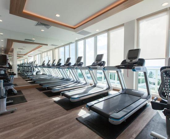 Fitness centrum a/nebo fitness zařízení v ubytování Waterfront Home w Ocean View Pool, Dock and Games