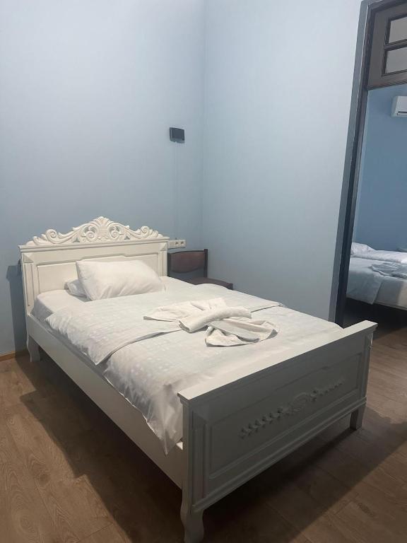 Postel nebo postele na pokoji v ubytování batummetropol hotel