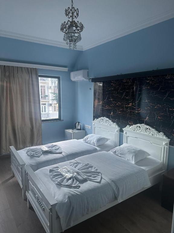 Postel nebo postele na pokoji v ubytování batummetropol hotel