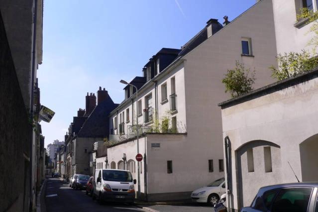 a street with cars parked on the side of a building at Studio calme au coeur de Tours in Tours