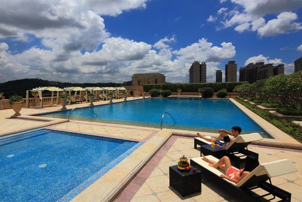 Bazén v ubytování The COLI Hotel Shenzhen nebo v jeho okolí