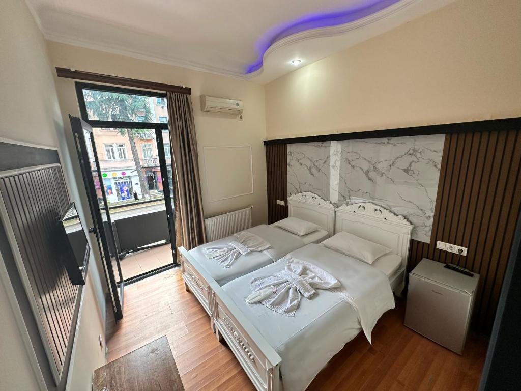 Postel nebo postele na pokoji v ubytování batummetropol hotel
