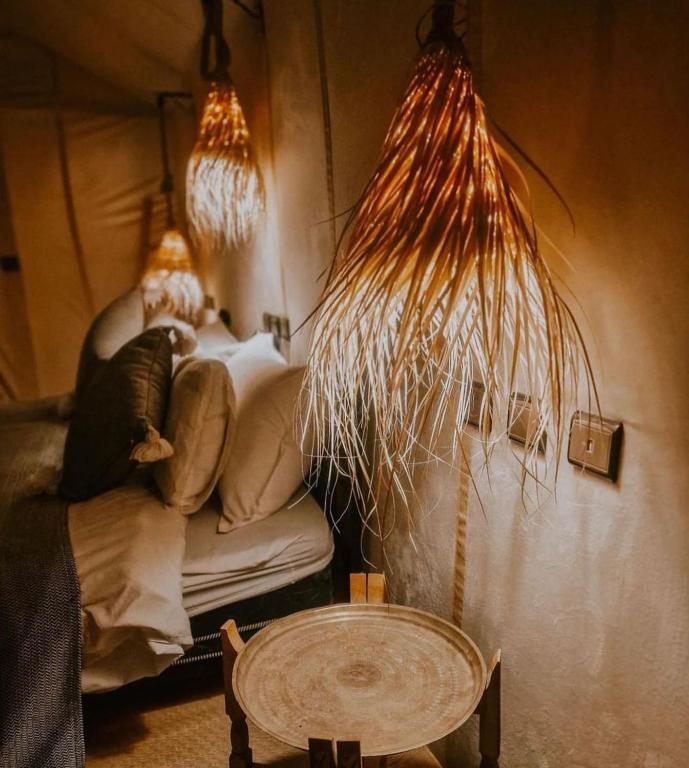 Postel nebo postele na pokoji v ubytování Sahara Eyes Luxury Camp