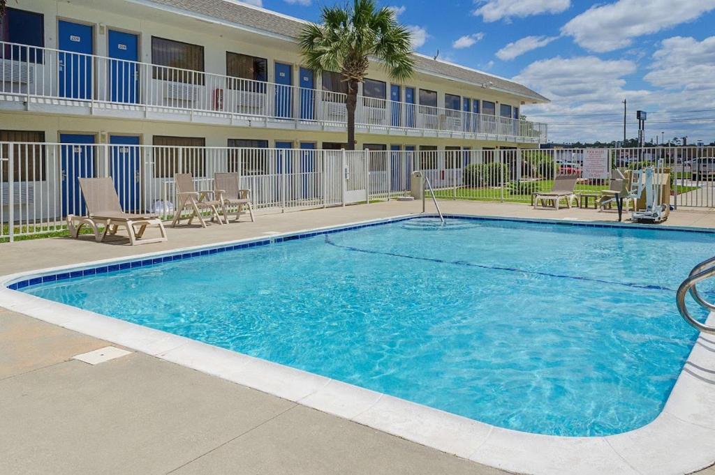 Bazén v ubytování Motel 6 Gulfport, MS Airport nebo v jeho okolí