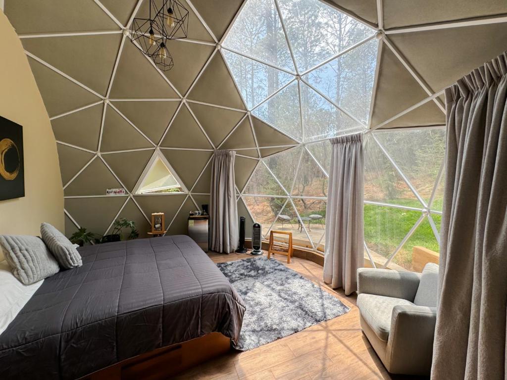 Postel nebo postele na pokoji v ubytování Luahara Glamping Tapalpa - Domo Natural Experience