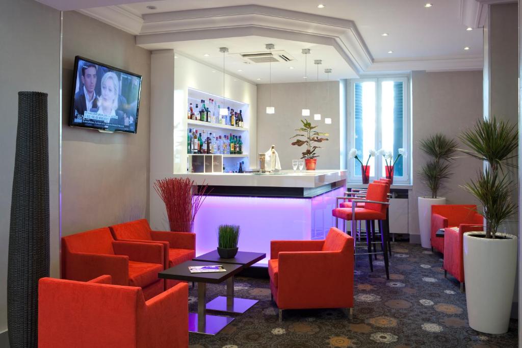 TV a/nebo společenská místnost v ubytování Allobroges Park Hôtel