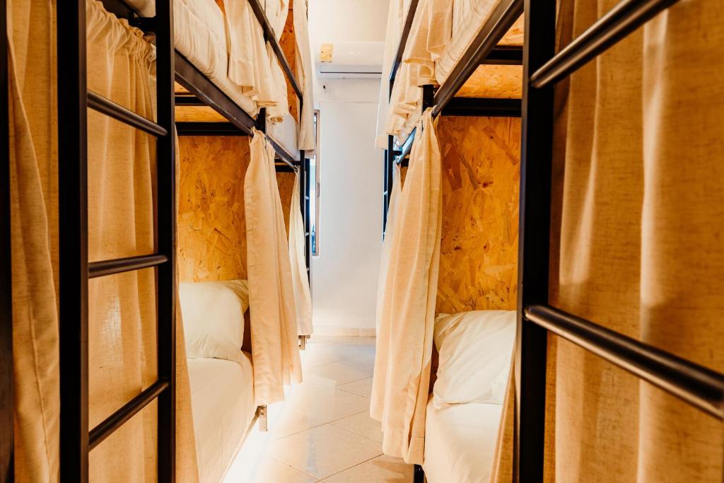 Palanda nebo palandy na pokoji v ubytování Kualena Hostal