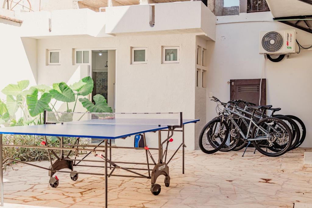 Stolní tenis v ubytování Kualena Hostal nebo okolí