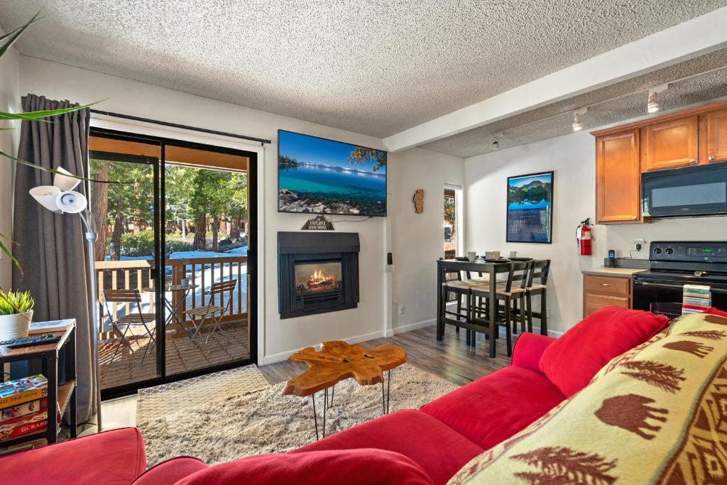 Η κουζίνα ή μικρή κουζίνα στο Private/Cozy Kings Beach Retreat