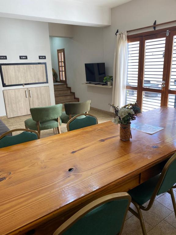 a conference room with a large wooden table and chairs at Casa pura vida in General Roca