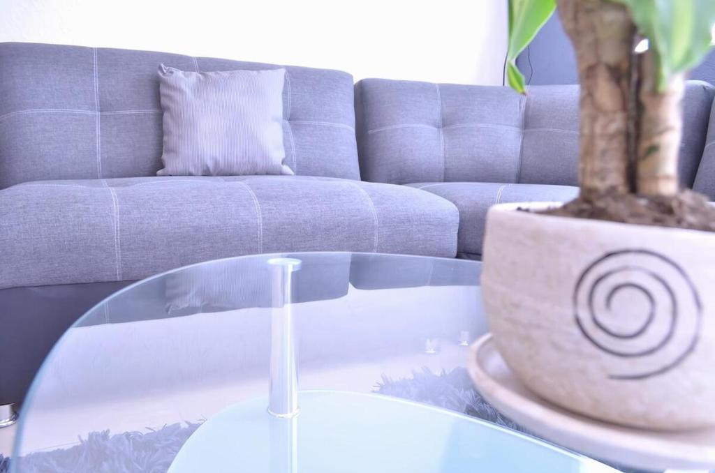 ein Wohnzimmer mit Tisch und Couch in der Unterkunft Casa Blue El place ideal for tu descanso in Puebla