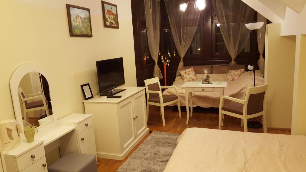 Televízia a/alebo spoločenská miestnosť v ubytovaní Willa Pod Basztą Restauracja&Wellness