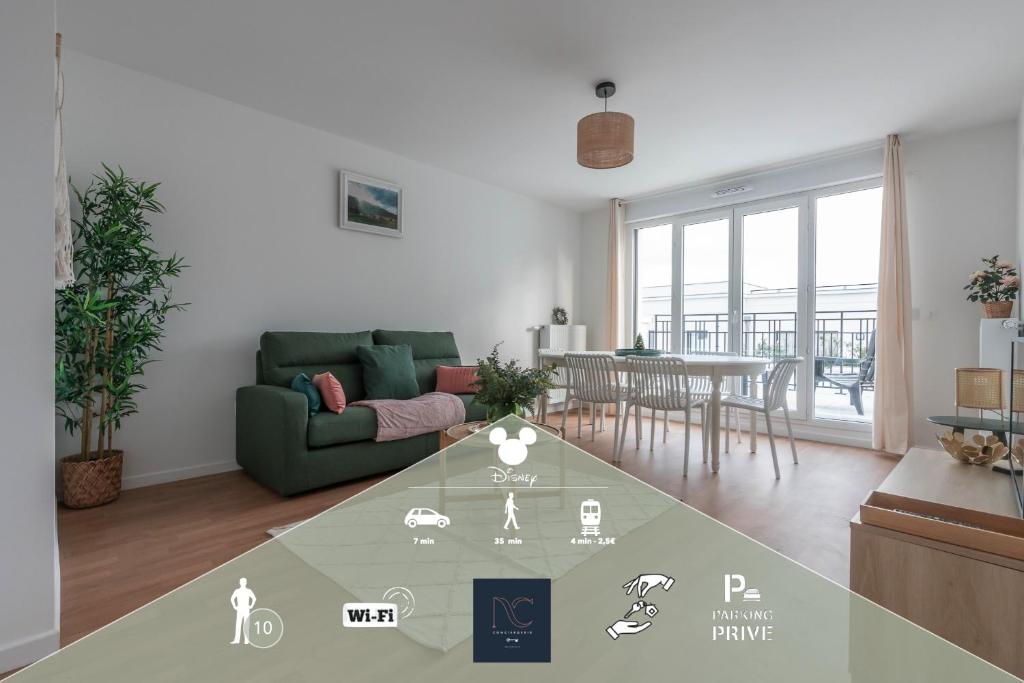 un salon avec un canapé vert et une table dans l'établissement *Disneyland-Paris* 10 pers, Wifi, 2 parkings, à Chessy