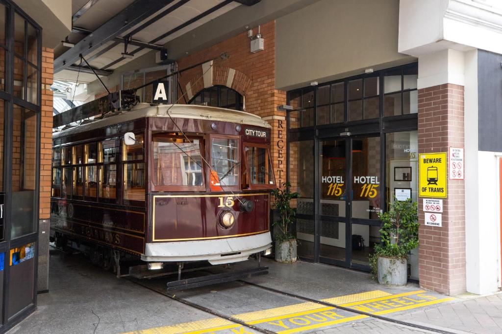 クライストチャーチにあるホテル 115の車は建物の外に駐車しています。