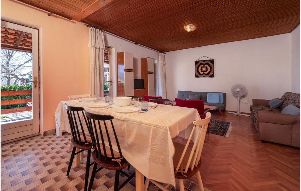 Posedenie v ubytovaní 3 Bedroom Lovely Apartment In Labin