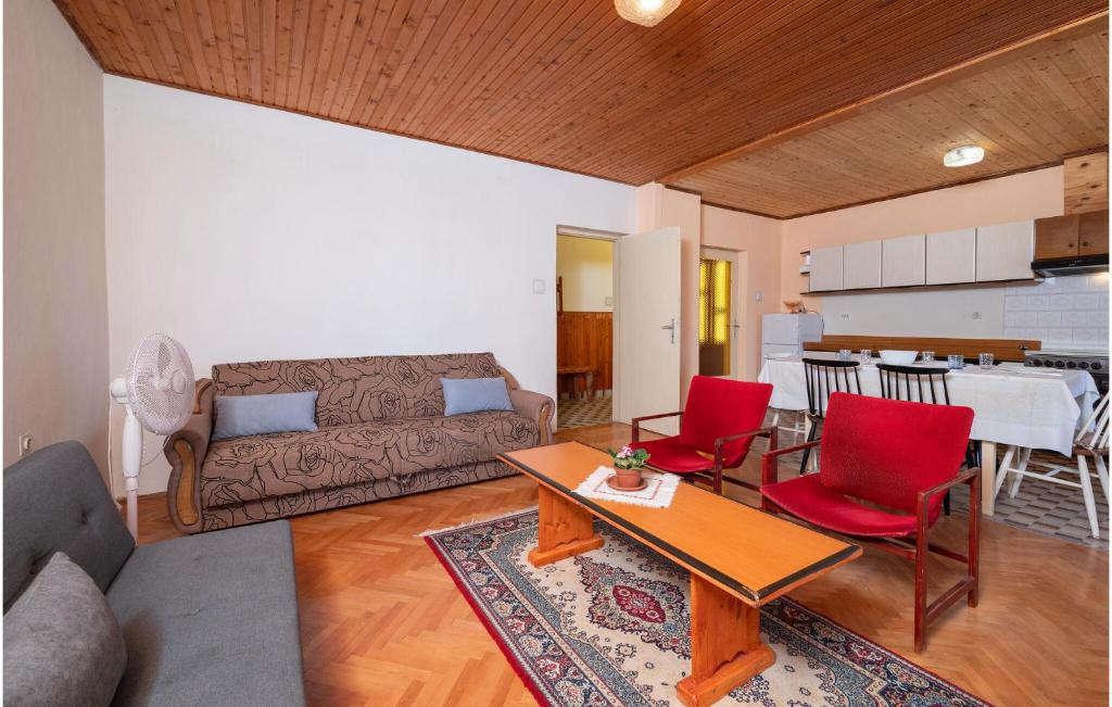 Posedenie v ubytovaní 3 Bedroom Lovely Apartment In Labin