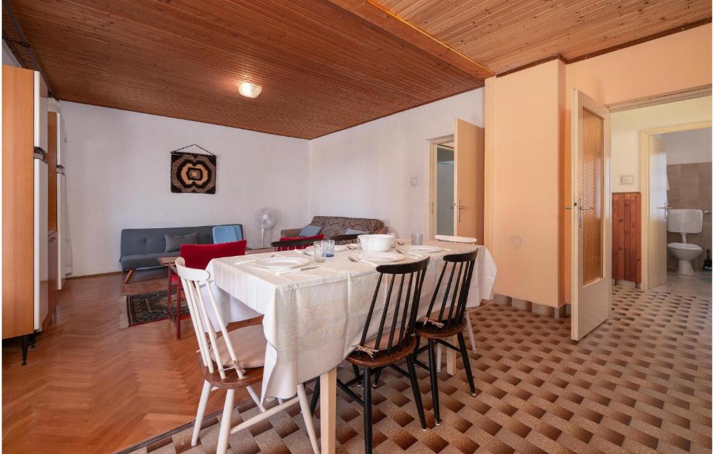 Posedenie v ubytovaní 3 Bedroom Lovely Apartment In Labin