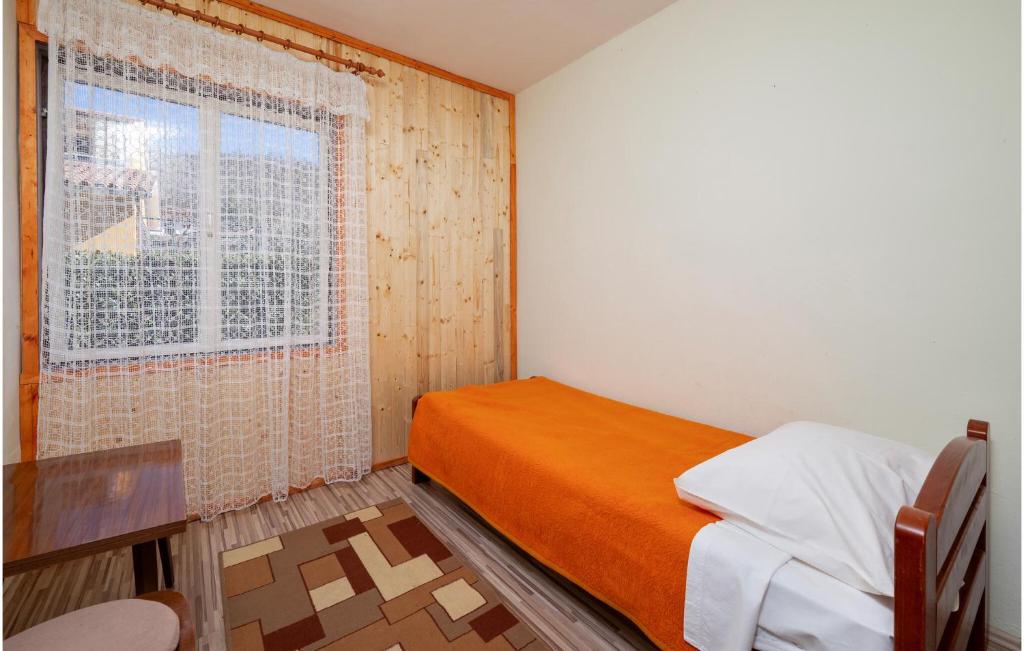 Posteľ alebo postele v izbe v ubytovaní 3 Bedroom Lovely Apartment In Labin