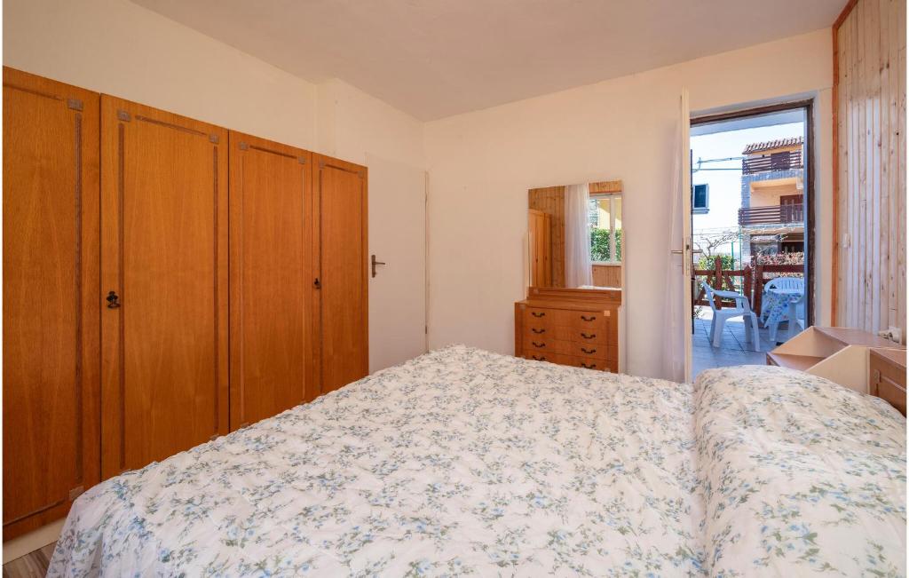 Posteľ alebo postele v izbe v ubytovaní 3 Bedroom Lovely Apartment In Labin