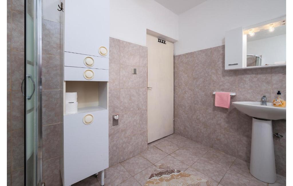 Kúpeľňa v ubytovaní 3 Bedroom Lovely Apartment In Labin