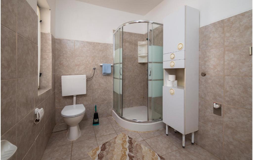 Kúpeľňa v ubytovaní 3 Bedroom Lovely Apartment In Labin