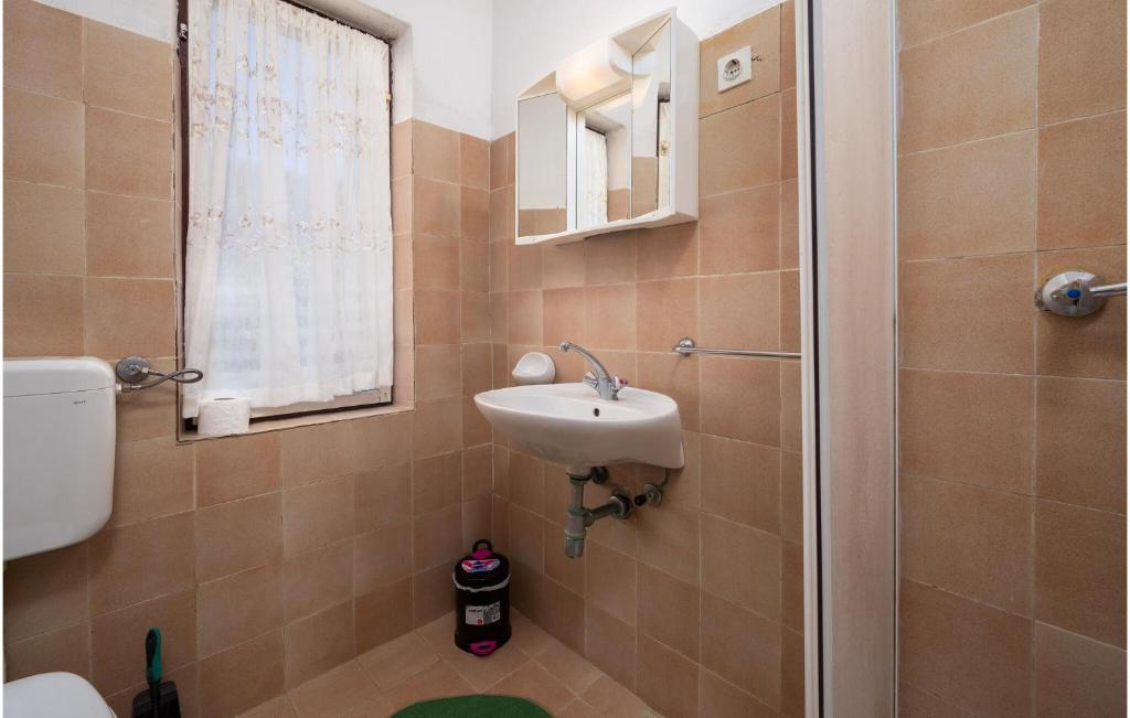 Kúpeľňa v ubytovaní 3 Bedroom Lovely Apartment In Labin