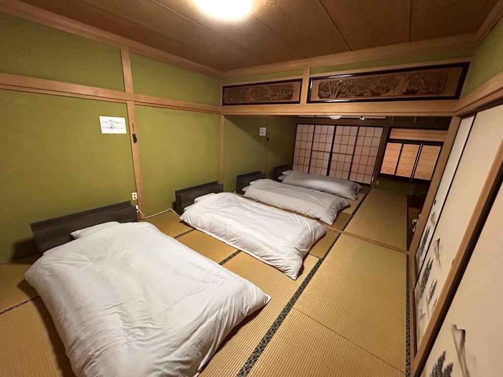 Postel nebo postele na pokoji v ubytování 奈良井駅徒歩10分中山道奈良井宿古民家一棟貸し御宿美里屋