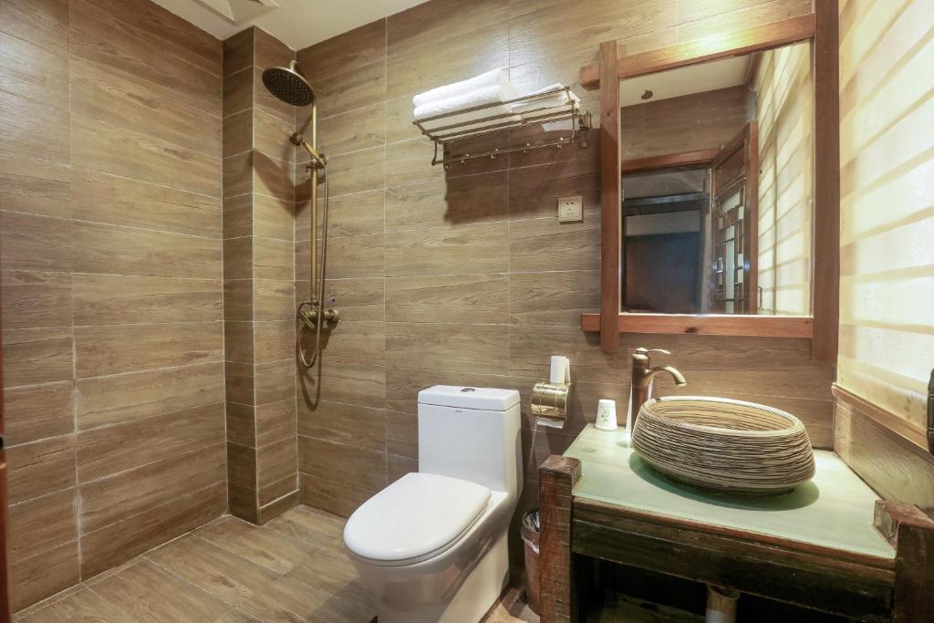a bathroom with a toilet and a sink at 张家界畔山驿栈 in Zhangjiajie