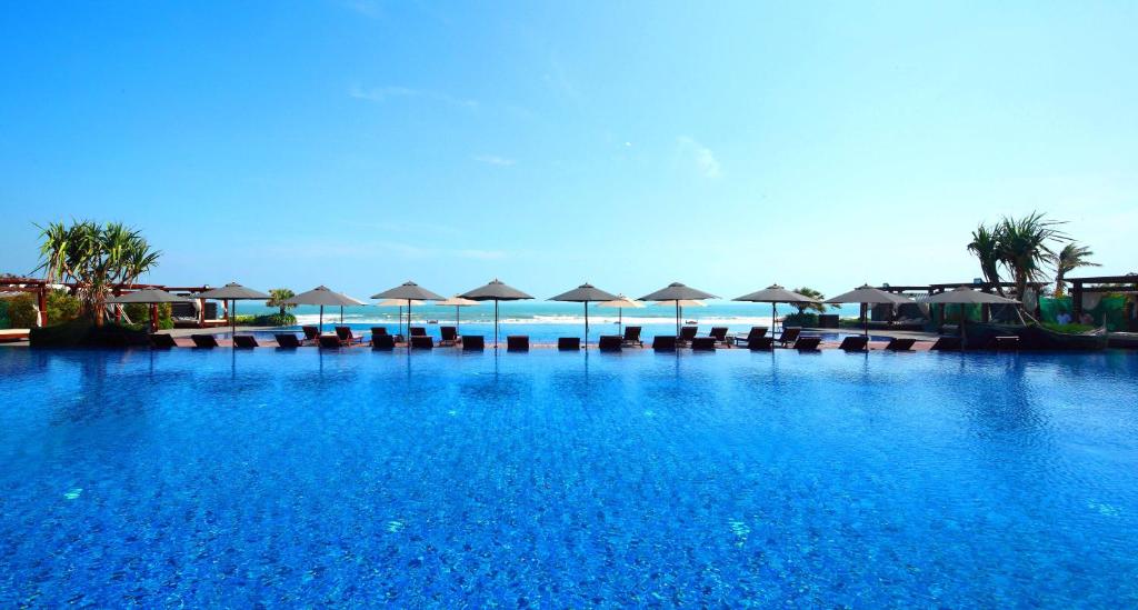 Bazén v ubytování Howard Johnson Sandalwoods Resort Huizhou nebo v jeho okolí