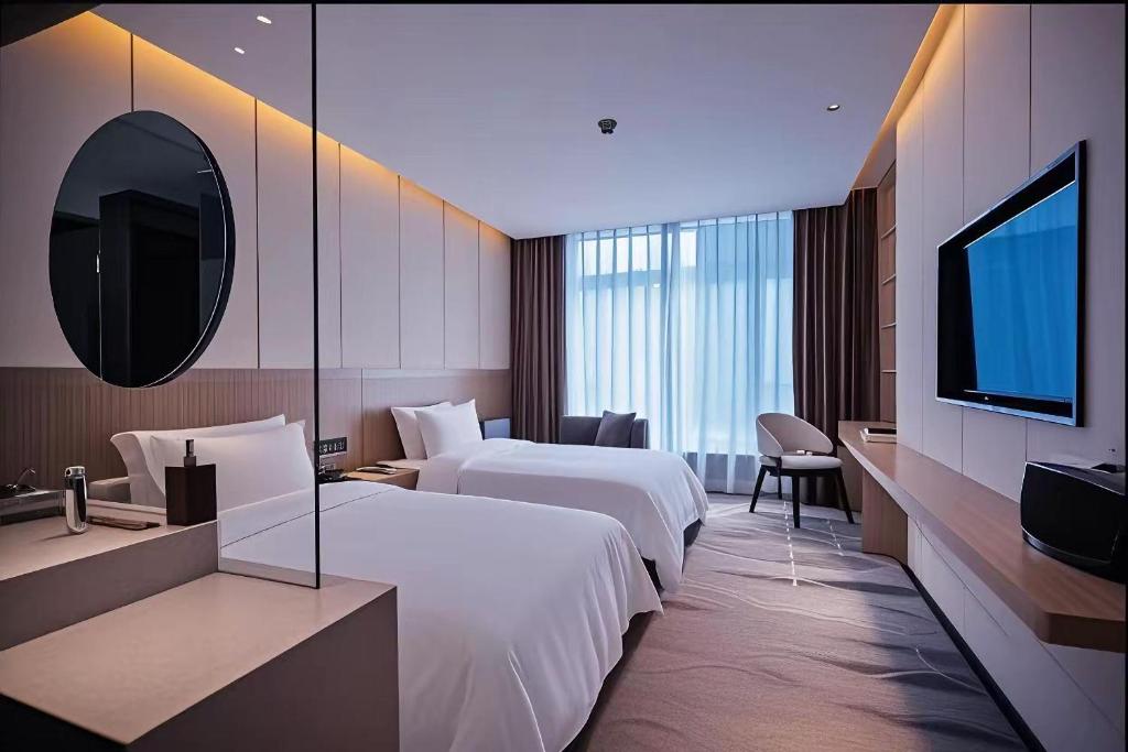 Postel nebo postele na pokoji v ubytování Paco Hotel Guangzhou Baiyun Airport Liantang Metro