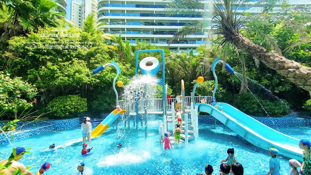 Bazén v ubytování Howard Johnson Sandalwoods Resort Huizhou nebo v jeho okolí