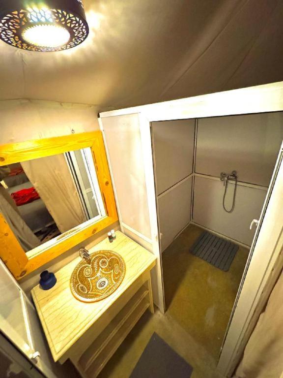 Koupelna v ubytování Sahara Eyes Luxury Camp