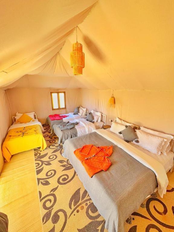 Postel nebo postele na pokoji v ubytování Sahara Eyes Luxury Camp