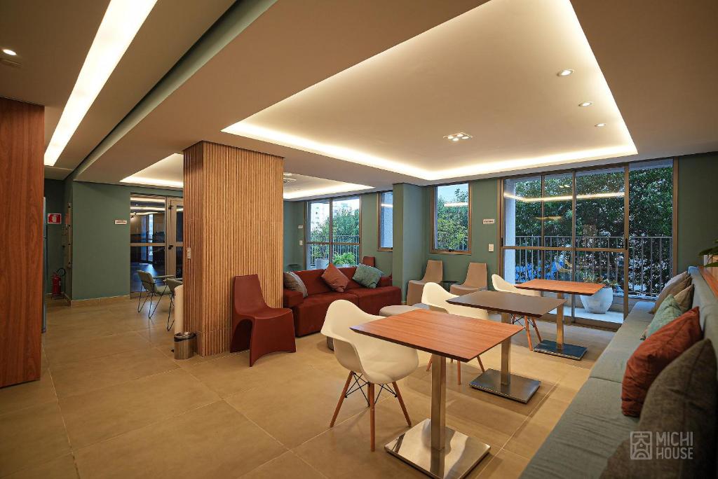 a living room with a couch and a table at Lindos Studios na Liberdade AC/WF/Proximo ao Metro in Sao Paulo