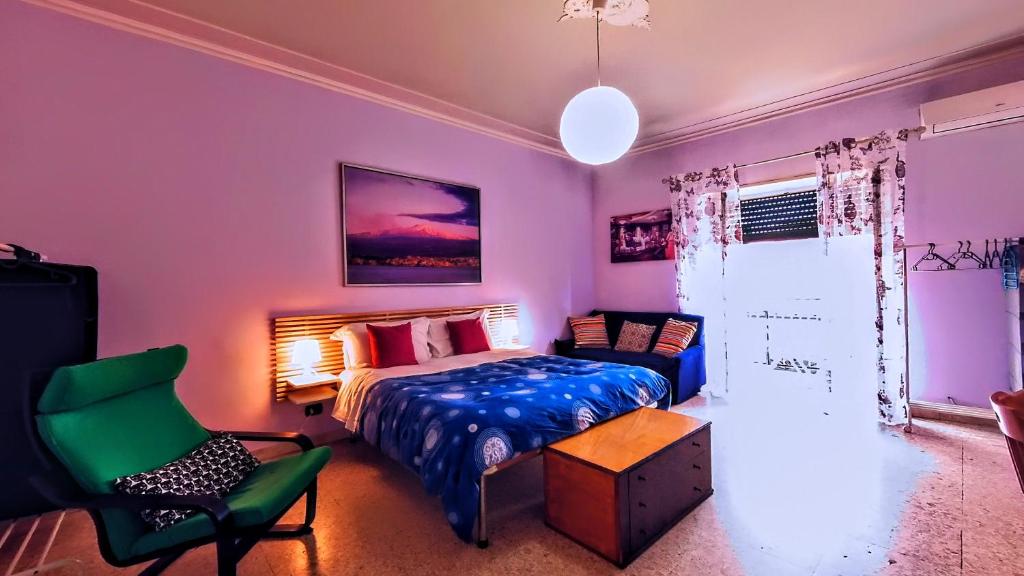 una camera viola con letto e sedia di Nonno Francesco rooms a Catania