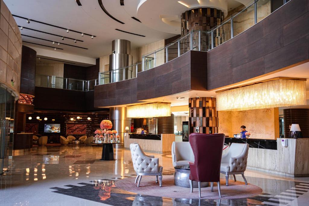 Posezení v ubytování Crowne Plaza Greater Noida by IHG