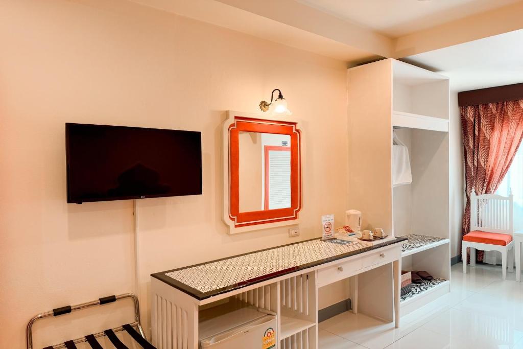 TV a/nebo společenská místnost v ubytování Rasa Boutique Hotel Chiang Rai