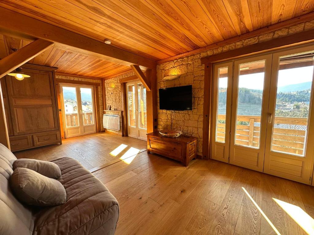 un salon avec un canapé et une télévision à écran plat dans l'établissement Appartement cosy au cœur de Villard-de-Lans, 3 pers, balcon - FR-1-515-223, à Villard-de-Lans