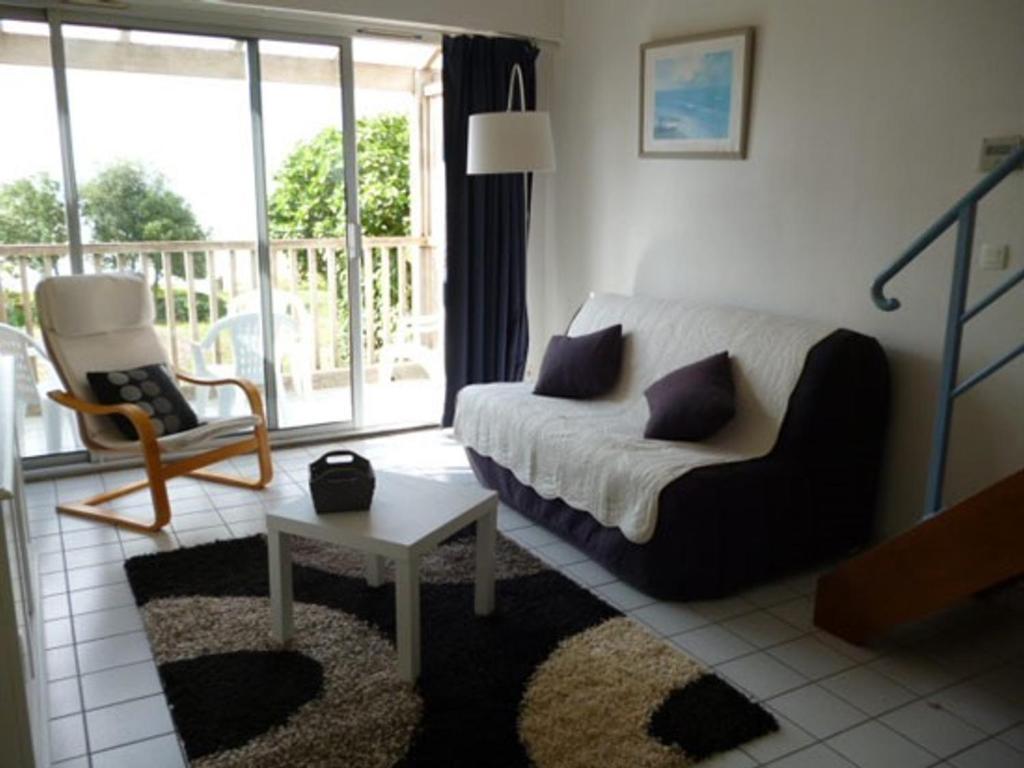 un salon avec un canapé et une chaise dans l'établissement Appartement 2 pièces 6 couchages avec parking, vue mer - FR-1-825-3, à La Rochelle
