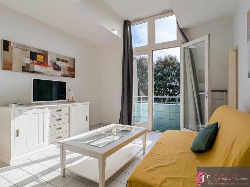 Photo de la galerie de l'établissement Studio confortable face mer - 4 couchages avec parking - FR-1-825-21, à La Rochelle