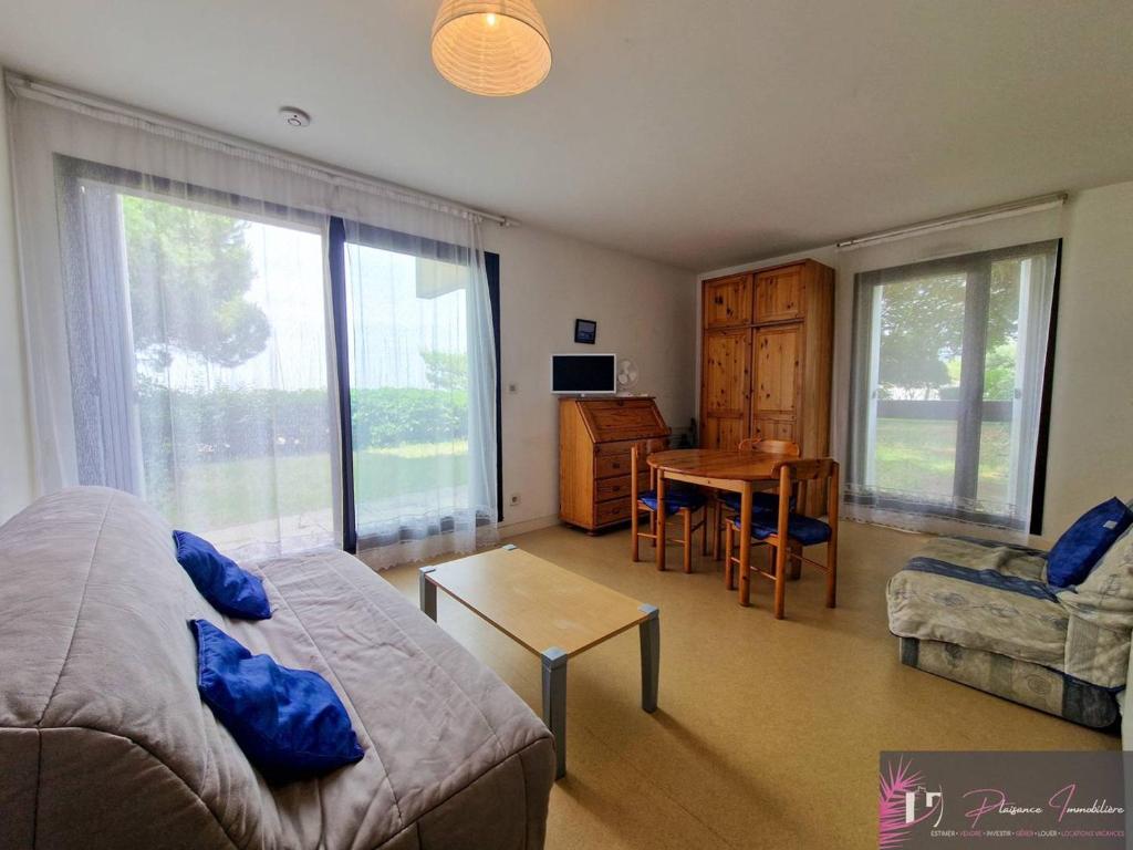 Photo de la galerie de l'établissement Studio meublé avec jardin - 3 couchages, proche plage - FR-1-825-26, à La Rochelle