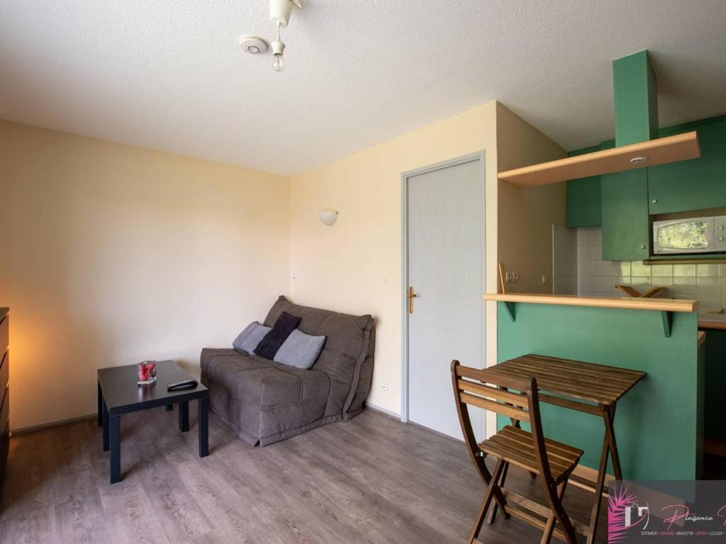 Photo de la galerie de l'établissement Studio meublé avec parking - 3 couchages à La Rochelle - FR-1-825-45, à La Rochelle